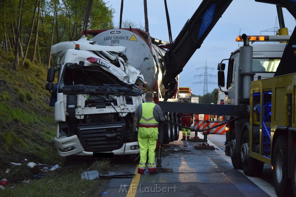 VU Gefahrgut LKW umgestuerzt A 4 Rich Koeln Hoehe AS Gummersbach P558.JPG - Miklos Laubert